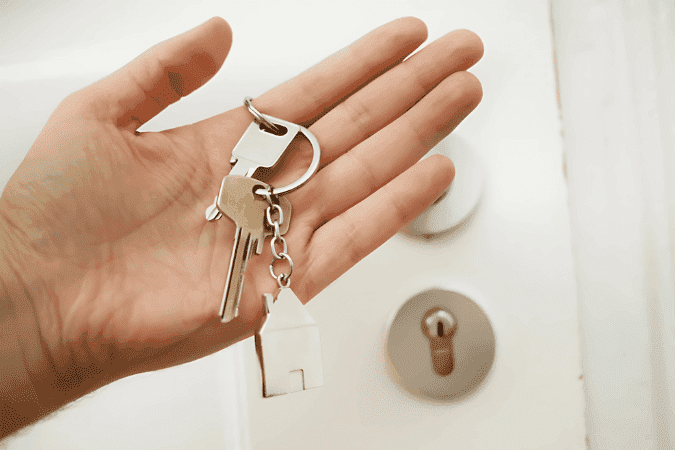 hand holding house keys, illustrating AI advantage and artificial intelligence in real estate